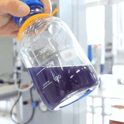 <p><strong>“Un pigment pur et concentré.”</strong><br/><br/>Le pigment bleu est ensuite purifié pour obtenir une phycocyanine d’une intensité exceptionnelle, stable et hautement concentrée.</p>